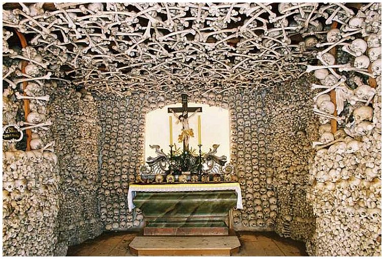 056a_Kaplica_Czaszek_Czermna.jpg